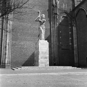 127990 Afbeelding van het Verzetsmonument op het Domplein te Utrecht.